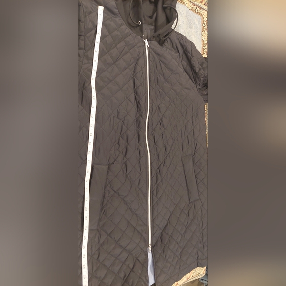 Elegant Black Quilted Hooded Coat - Picture 14 of 15